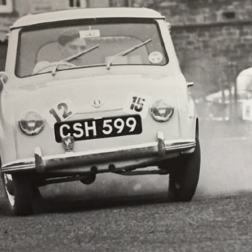 Jimmy attaque avec la micro car !